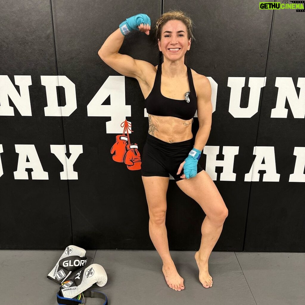Tecia Torres Instagram - Chapter 1: Day 1 - The Beginning of the Comeback 🌪️👊🏽 #TeamTiny #UFC #Strawweight #LetsGo #118💪🏽 #MommysTurn #MomBod😜 Pound 4 Pound Muay Thai