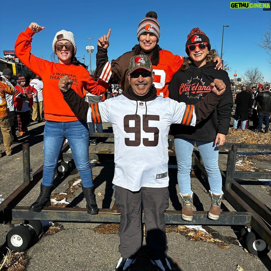 Tecia Torres Instagram - First NFL experience together ๐งก๐๐ค #Tailgate #BrownsVBroncos Mile High Stadium