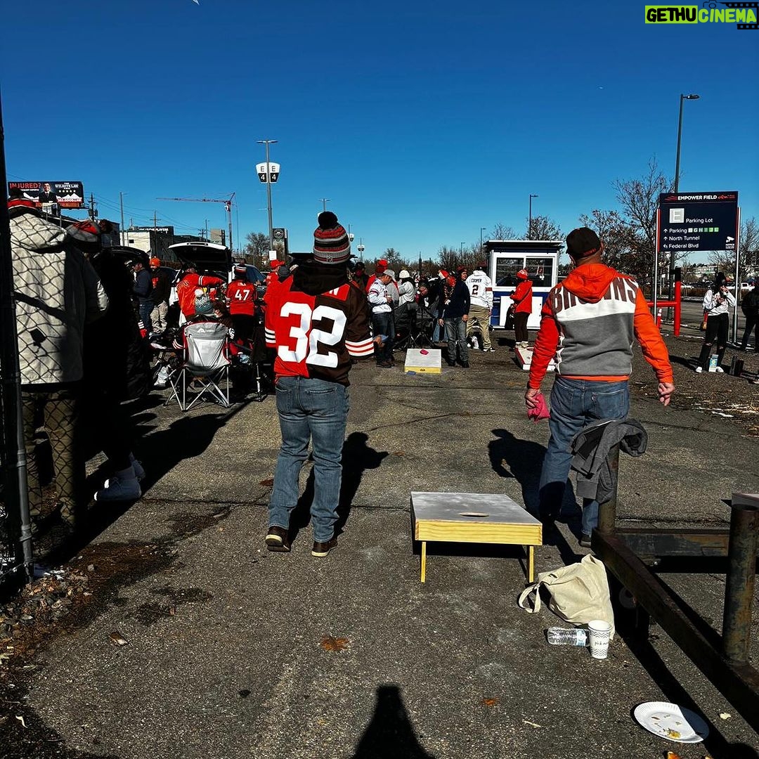 Tecia Torres Instagram - First NFL experience together ๐งก๐๐ค #Tailgate #BrownsVBroncos Mile High Stadium