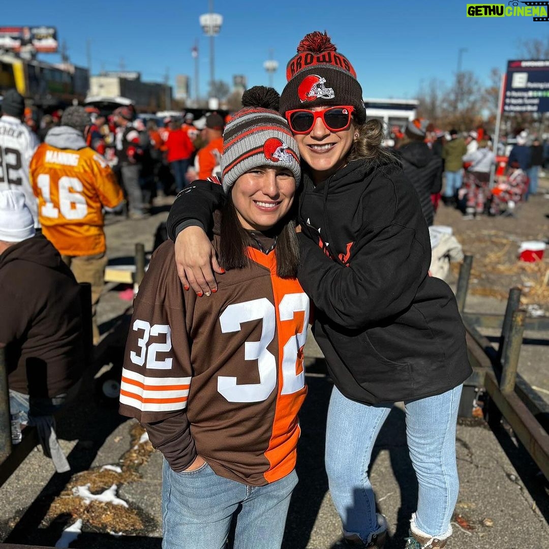 Tecia Torres Instagram - First NFL experience together ๐งก๐๐ค #Tailgate #BrownsVBroncos Mile High Stadium