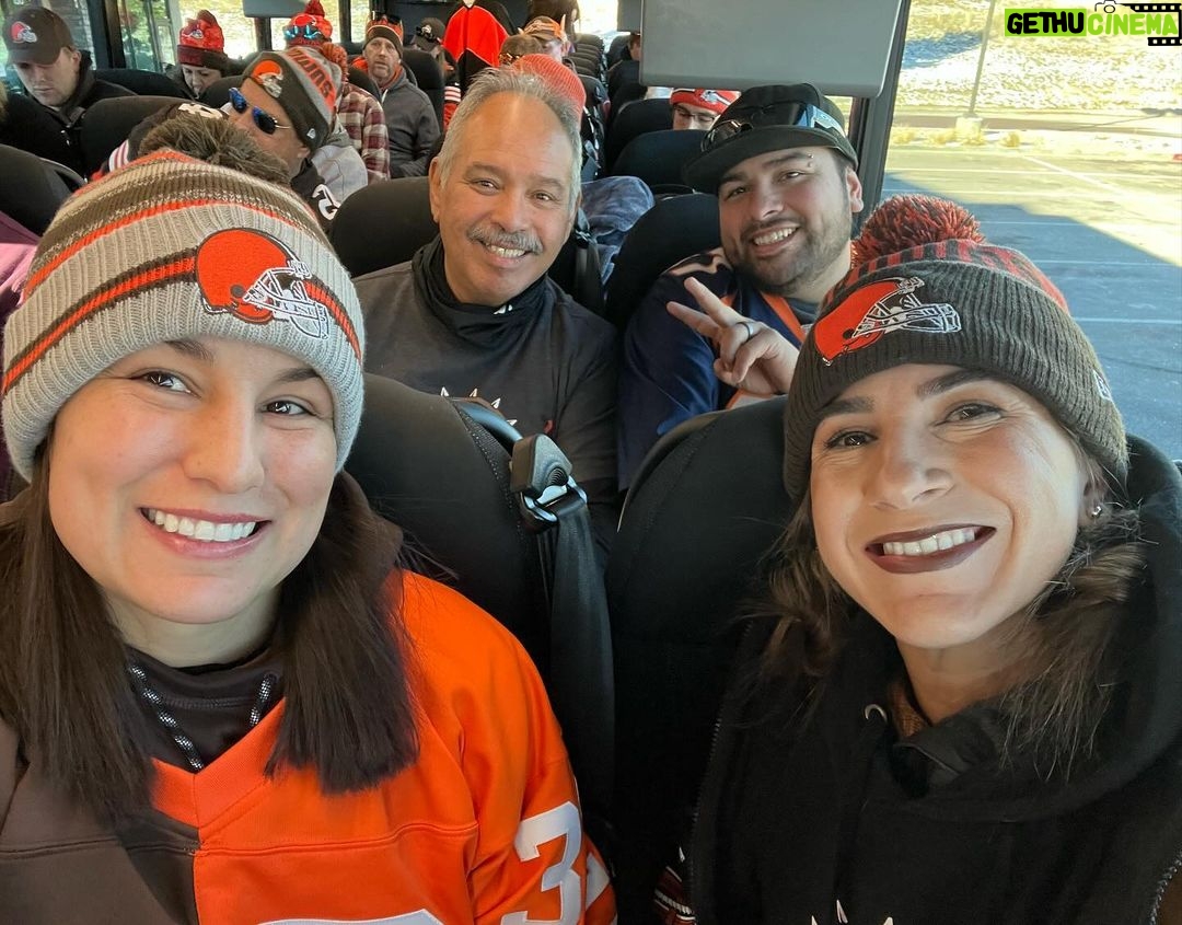Tecia Torres Instagram - Sunday Funday with the familia ❤️🏈 Broncos vs Browns. LETS GO CLEVLAND 🤪 Denver Bronco Stadium