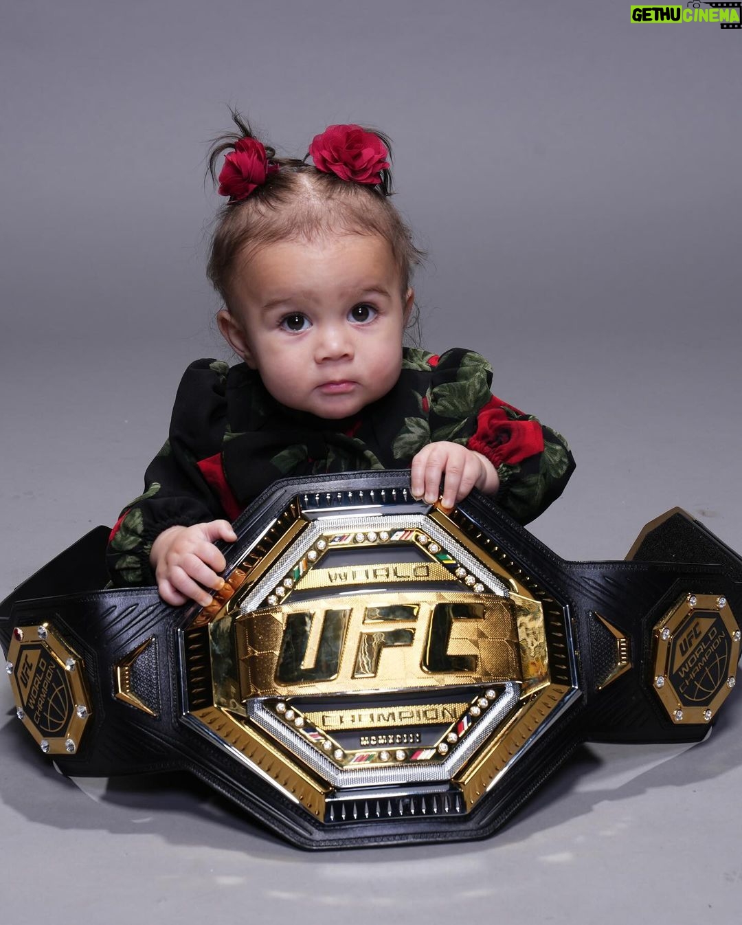 Tecia Torres Instagram - (SWIPE ⬅️) Y’all 🥹😍 can she get any cuter??? This little girl stole the show all fight week. #TeamRocky #daughter #happiness #love