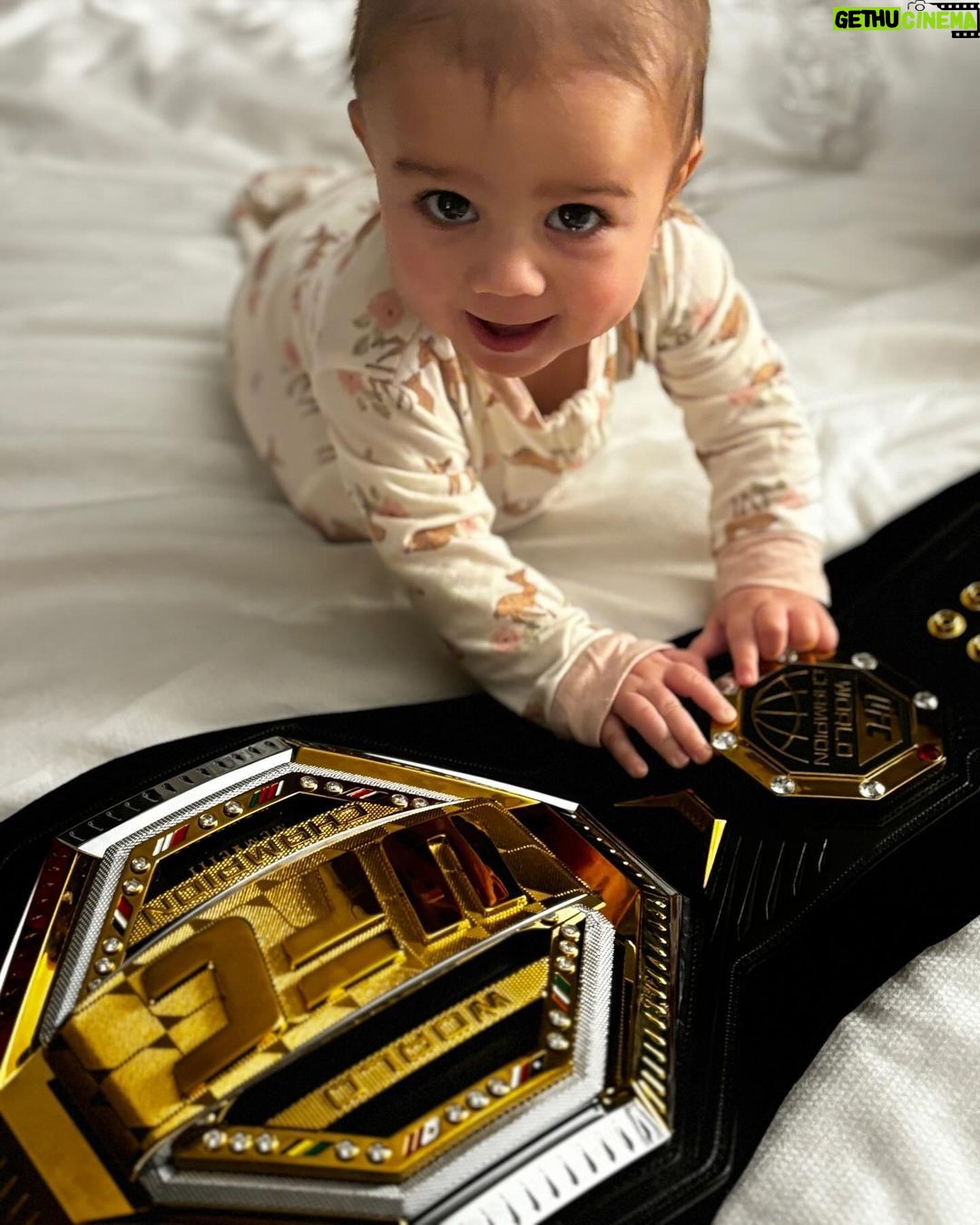 Tecia Torres Instagram - (SWIPE ⬅️) Y’all 🥹😍 can she get any cuter??? This little girl stole the show all fight week. #TeamRocky #daughter #happiness #love