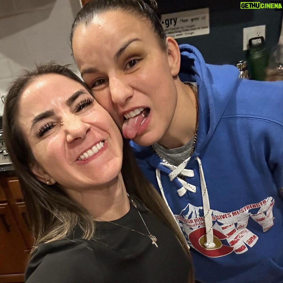 Tecia Torres Instagram - Me: let’s take a cute picture R: Sure —- Both proceed to “take a cute pic” slide 2 😜 #Friday #AtHomeDateNight #FamilyTime #Reacher