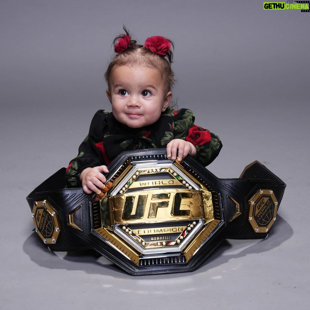 Tecia Torres Instagram - (SWIPE ⬅️) Y’all 🥹😍 can she get any cuter??? This little girl stole the show all fight week. #TeamRocky #daughter #happiness #love