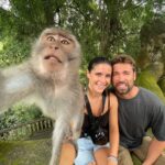 Teresa Pérez Instagram - Teresilla y yo hemos terminado nuestra experiencia en Bali, nos ha ayudado mucho a conectar con una parte de nosotros que teníamos olvidada y necesitábamos rescatar para poder seguir creando con entusiasmo y compartir con todos vosotros 🫶 Cuando pasas un mes fuera de casa viajando pueden ocurrir muchas más cosas de las que pensabas. Te puede robar el móvil un mono, puedes caerte de la moto, puede caerte un coco en la cabeza mientras paseas, puede irte mal la clase de submarinismo o puedes sobrepasar tus límites haciendo una clase de yoga. Para ahorrarte más de un disgusto te recomendamos siempre contratar un seguro de viajes, en nuestro caso hemos apostado por @iatiseguros #iatiporelmundo