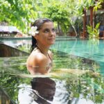 Teresa Pérez Instagram – Best of Gili Trawangan 🫶
Llevaba unos meses con bastante ansia metida en el cuerpo y no era capaz de deshacerme de ella🥹
Aquí estoy aprendiendo a disfrutar de los olores, los sabores, los colores de la vegetación, los paseos en moto y lo que más importante me parece: dormir!!! Me tiro en la cama y caigo como un bebé ( este último tiempo me quedaba comiendo techo dos horas 👀🥹)
Prometo volver con las pilas cargadas, con más ilusión y más fuerza que nunca! ✨ Gracias a todos una vez más por valorar ✨
Besazo cibernético desde Bali ❤️
