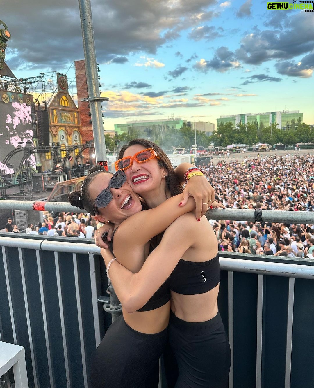 Teresa Pérez Instagram - La moñitos disfrutó como hacía meses que no disfrutaba en este festi💁♀️ Gentecilla la buena compañía hace mucho, y si ya le sumas buena música tu cerebro no puede parar de fabricar serotonina 🥹❤️
