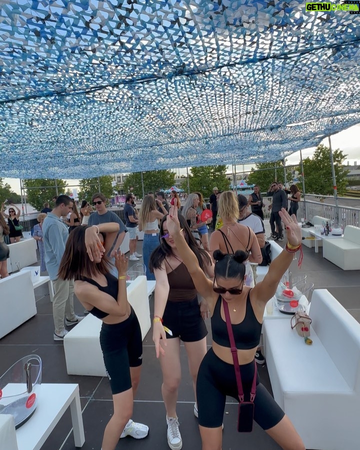 Teresa Pérez Instagram - La moñitos disfrutó como hacía meses que no disfrutaba en este festi💁♀️ Gentecilla la buena compañía hace mucho, y si ya le sumas buena música tu cerebro no puede parar de fabricar serotonina 🥹❤️