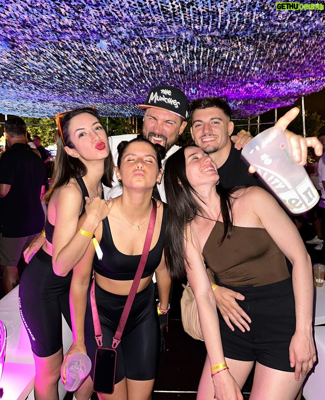 Teresa Pérez Instagram - La moñitos disfrutó como hacía meses que no disfrutaba en este festi💁♀️ Gentecilla la buena compañía hace mucho, y si ya le sumas buena música tu cerebro no puede parar de fabricar serotonina 🥹❤️