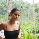 Teresa Pérez Instagram – He pasado por un gran mal momentillo  y gracias a la vida ahora me encuentro en proceso de recuperación gracias a mis seres queridos: mi pequeño gran amor, mi amiga Elena, mi mamá, mi prima Manoli, mi querida amiga Amanda, mi señora Santiaga (que se casa ahora, por cierto) y algún que otro serecillo que se me puede pasar.

Lo importante y lo que os quiero transmitir es que no es oro todo lo que reluce. Que aquí todos tenemos problemas (aunque no lo parezca) y que la mayoría de las veces sólo pensamos en que nosotros somos los únicos que lo pasamos mal. 

En mi caso ha sido una crisis de ansiedad y depresión debida a una transición del mejor momento de mi vida (trabajado y merecido) a una etapa en la que he tenido que aceptar que los momentos no duran para siempre y hay que seguir luchando para volver a obtener de nuevo aquello que mereces.

Ahora gracias a todos ellos y, por supuesto, a la AYUDA PROFESIONAL, estoy subiendo escalones y soy capaz de poder comunicároslo!!!

Escribo esto porque me entrego a vosotros (como siempre hago y haré, porque así soy😃) y porque sé que a alguno de tod@s vosotros os ayudará saber que no sois los únicos !

Abracito sibernético ❤️

Pd: las fotos son de Bali, osq 😃❤️