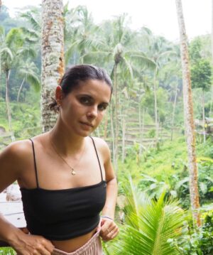 Teresa Pérez Instagram - He pasado por un gran mal momentillo  y gracias a la vida ahora me encuentro en proceso de recuperación gracias a mis seres queridos: mi pequeño gran amor, mi amiga Elena, mi mamá, mi prima Manoli, mi querida amiga Amanda, mi señora Santiaga (que se casa ahora, por cierto) y algún que otro serecillo que se me puede pasar.

Lo importante y lo que os quiero transmitir es que no es oro todo lo que reluce. Que aquí todos tenemos problemas (aunque no lo parezca) y que la mayoría de las veces sólo pensamos en que nosotros somos los únicos que lo pasamos mal. 

En mi caso ha sido una crisis de ansiedad y depresión debida a una transición del mejor momento de mi vida (trabajado y merecido) a una etapa en la que he tenido que aceptar que los momentos no duran para siempre y hay que seguir luchando para volver a obtener de nuevo aquello que mereces.

Ahora gracias a todos ellos y, por supuesto, a la AYUDA PROFESIONAL, estoy subiendo escalones y soy capaz de poder comunicároslo!!!

Escribo esto porque me entrego a vosotros (como siempre hago y haré, porque así soy😃) y porque sé que a alguno de tod@s vosotros os ayudará saber que no sois los únicos !

Abracito sibernético ❤️

Pd: las fotos son de Bali, osq 😃❤️
