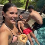 Teresa Pérez Instagram - Teresilla y yo hemos terminado nuestra experiencia en Bali, nos ha ayudado mucho a conectar con una parte de nosotros que teníamos olvidada y necesitábamos rescatar para poder seguir creando con entusiasmo y compartir con todos vosotros 🫶 Cuando pasas un mes fuera de casa viajando pueden ocurrir muchas más cosas de las que pensabas. Te puede robar el móvil un mono, puedes caerte de la moto, puede caerte un coco en la cabeza mientras paseas, puede irte mal la clase de submarinismo o puedes sobrepasar tus límites haciendo una clase de yoga. Para ahorrarte más de un disgusto te recomendamos siempre contratar un seguro de viajes, en nuestro caso hemos apostado por @iatiseguros #iatiporelmundo