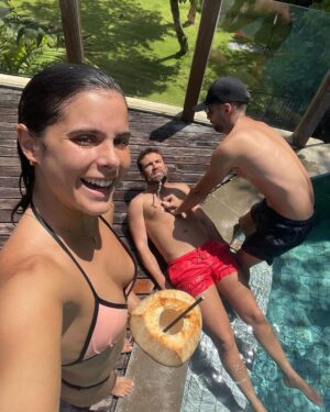 Teresa Pérez Instagram - Teresilla y yo hemos terminado nuestra experiencia en Bali, nos ha ayudado mucho a conectar con una parte de nosotros que teníamos olvidada y necesitábamos rescatar para poder seguir creando con entusiasmo y compartir con todos vosotros 🫶

Cuando pasas un mes fuera de casa viajando pueden ocurrir muchas más cosas de las que pensabas. Te puede robar el móvil un mono, puedes caerte de la moto, puede caerte un coco en la cabeza mientras paseas, puede irte mal la clase de submarinismo o puedes sobrepasar tus límites haciendo una clase de yoga.

Para ahorrarte más de un disgusto te recomendamos siempre contratar un seguro de viajes, en nuestro caso hemos apostado por @iatiseguros #iatiporelmundo