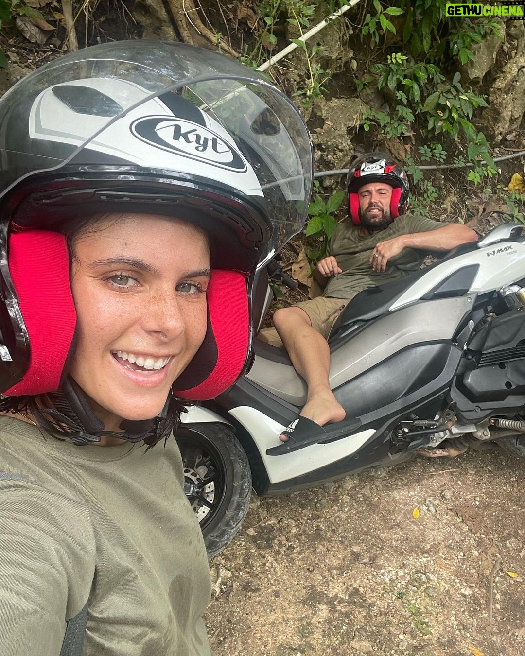 Teresa Pérez - 84.9K Likes - Teresilla y yo hemos terminado nuestra experiencia en Bali, nos ha ayudado mucho a conectar con una parte de nosotros que teníamos olvidada y necesitábamos rescatar para poder seguir creando con entusiasmo y compartir con todos vosotros 🫶
Cuando pasas un mes fuera de casa viajando pueden ocurrir muchas más cosas de las que pensabas. Te puede robar el móvil un mono, puedes caerte de la moto, puede caerte un coco en la cabeza mientras paseas, puede irte mal la clase de submarinismo o puedes sobrepasar tus límites haciendo una clase de yoga.
Para ahorrarte más de un disgusto te recomendamos siempre contratar un seguro de viajes, en nuestro caso hemos apostado por @iatiseguros #iatiporelmundo