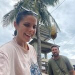 Teresa Pérez Instagram - Teresilla y yo hemos terminado nuestra experiencia en Bali, nos ha ayudado mucho a conectar con una parte de nosotros que teníamos olvidada y necesitábamos rescatar para poder seguir creando con entusiasmo y compartir con todos vosotros 🫶 Cuando pasas un mes fuera de casa viajando pueden ocurrir muchas más cosas de las que pensabas. Te puede robar el móvil un mono, puedes caerte de la moto, puede caerte un coco en la cabeza mientras paseas, puede irte mal la clase de submarinismo o puedes sobrepasar tus límites haciendo una clase de yoga. Para ahorrarte más de un disgusto te recomendamos siempre contratar un seguro de viajes, en nuestro caso hemos apostado por @iatiseguros #iatiporelmundo