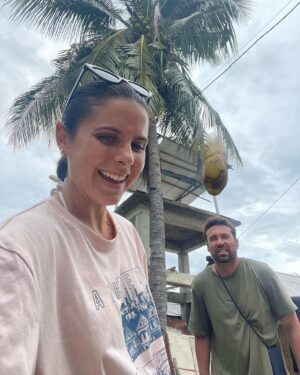 Teresa Pérez Instagram - Teresilla y yo hemos terminado nuestra experiencia en Bali, nos ha ayudado mucho a conectar con una parte de nosotros que teníamos olvidada y necesitábamos rescatar para poder seguir creando con entusiasmo y compartir con todos vosotros 🫶

Cuando pasas un mes fuera de casa viajando pueden ocurrir muchas más cosas de las que pensabas. Te puede robar el móvil un mono, puedes caerte de la moto, puede caerte un coco en la cabeza mientras paseas, puede irte mal la clase de submarinismo o puedes sobrepasar tus límites haciendo una clase de yoga.

Para ahorrarte más de un disgusto te recomendamos siempre contratar un seguro de viajes, en nuestro caso hemos apostado por @iatiseguros #iatiporelmundo