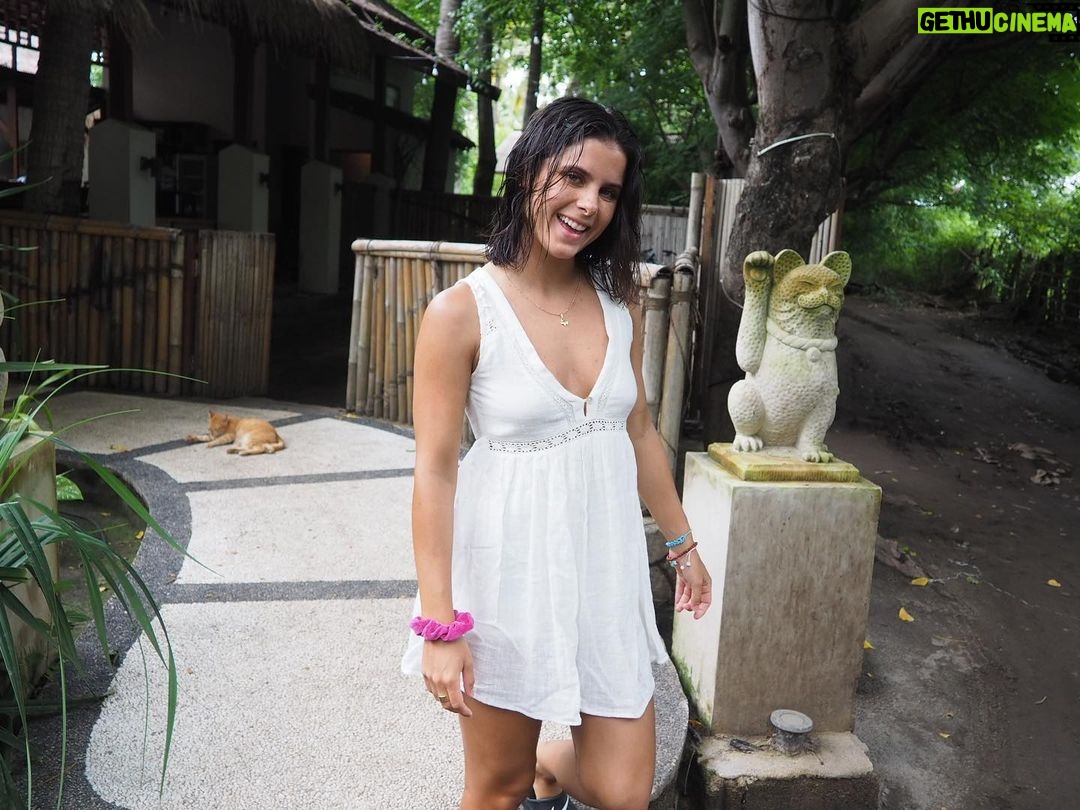 Teresa Pérez Instagram - Best of Gili Trawangan 🫶 Llevaba unos meses con bastante ansia metida en el cuerpo y no era capaz de deshacerme de ella🥹 Aquí estoy aprendiendo a disfrutar de los olores, los sabores, los colores de la vegetación, los paseos en moto y lo que más importante me parece: dormir!!! Me tiro en la cama y caigo como un bebé ( este último tiempo me quedaba comiendo techo dos horas 👀🥹) Prometo volver con las pilas cargadas, con más ilusión y más fuerza que nunca! ✨ Gracias a todos una vez más por valorar ✨ Besazo cibernético desde Bali ❤️