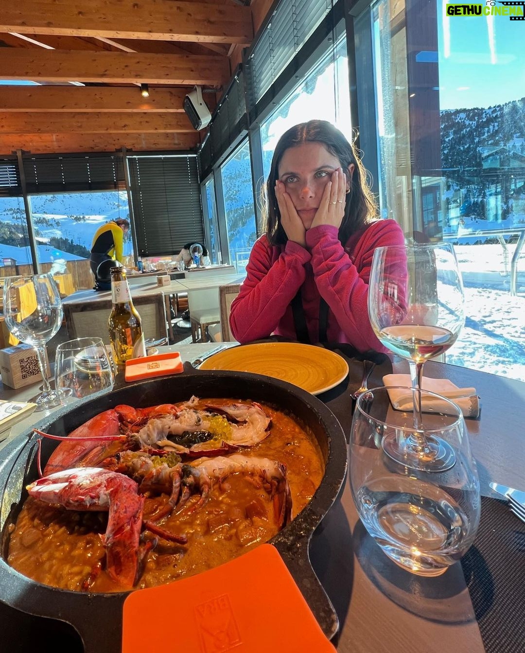 Teresa Pérez Instagram - Ya estamos en MAD! ✌🏻😃 Recuerdos de Andorra y de las poses inesperadas de la tercera foto en el reflejo de mis gafas 🤫 ✨Besasosibernético✨