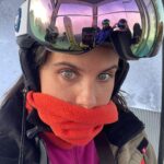 Teresa Pérez Instagram – Ya estamos en MAD! ✌🏻😃
Recuerdos de Andorra y de las poses inesperadas de la tercera foto en el reflejo de mis gafas 🤫
✨Besasosibernético✨