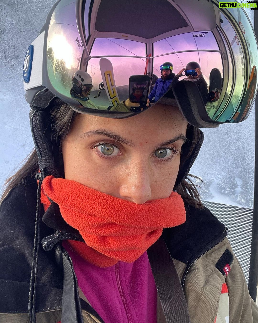 Teresa Pérez Instagram - Ya estamos en MAD! ✌🏻😃 Recuerdos de Andorra y de las poses inesperadas de la tercera foto en el reflejo de mis gafas 🤫 ✨Besasosibernético✨