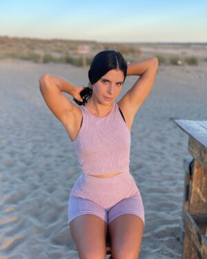 Teresa Pérez Instagram - Estoy en proceso de reconstrucción, adiós 😃

Pd: en el vídeo estoy diciendo algo en inglés que ni si quiera yo sé 🤷‍♀️