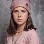 Teresa Pérez Instagram – Efectivamente Teresa también ha pagado 6.99€ para ver cómo sería con IA y lo único que han hecho es recordarle que parece menor de edad 😃
(A parte de cambiarme el color de mis maravillosos ojos y quitarme las pecas)
También ha deducido que de adolescente me teñiría de rubio 😃
Os quiero familia ❤️