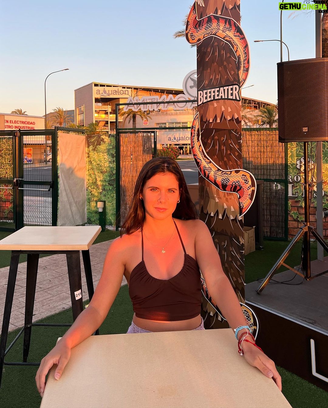 Teresa Pérez Instagram - Ayer cumplí mis 27 y me he propuesto no pasar ni un sólo día sin recordarme lo mucho que me quiero 🖤