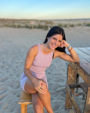 Teresa Pérez Instagram - Estoy en proceso de reconstrucción, adiós 😃

Pd: en el vídeo estoy diciendo algo en inglés que ni si quiera yo sé 🤷‍♀️