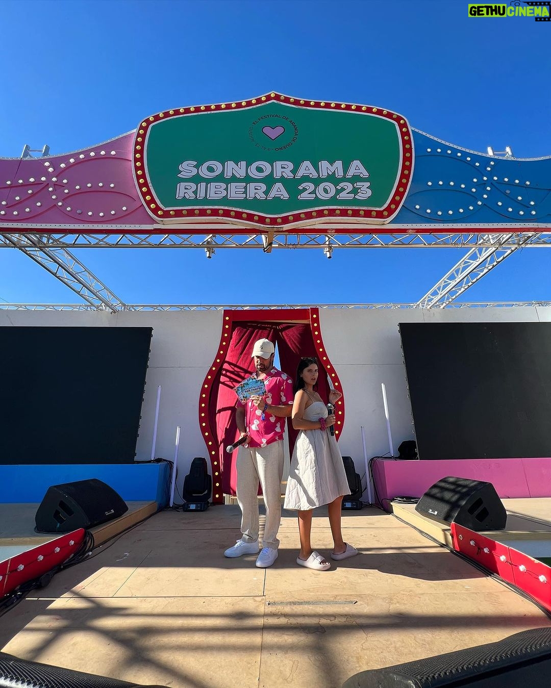 Teresa Pérez Instagram - Nos hace mucha ilusión compartir con vosotr@s nuestra primera actuación juntos🫶 Deseamos que sea la primera de muchas. Os dejamos un repaso de todo lo que vivimos en @sonoramaribera ✨ 1. Justo después de la actuación coincidieron los fuegos artificiales y se vino momentito romántico 2.En el pase técnico 3. Un trocito del show 4. Nuestro primer cartel 5. El escenario en el que actuamos (donde se nos ve microscópicos) 6. Reventados después de actuar escuchando musiquita 7. Liberando estrés en los autos de choque Gracias @ninona_producciones por la experiencia ✌🏻😃✌🏻🤠
