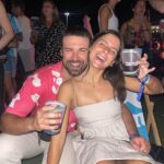 Teresa Pérez Instagram - Nos hace mucha ilusión compartir con vosotr@s nuestra primera actuación juntos🫶 Deseamos que sea la primera de muchas. Os dejamos un repaso de todo lo que vivimos en @sonoramaribera ✨ 1. Justo después de la actuación coincidieron los fuegos artificiales y se vino momentito romántico 2.En el pase técnico 3. Un trocito del show 4. Nuestro primer cartel 5. El escenario en el que actuamos (donde se nos ve microscópicos) 6. Reventados después de actuar escuchando musiquita 7. Liberando estrés en los autos de choque Gracias @ninona_producciones por la experiencia ✌🏻😃✌🏻🤠