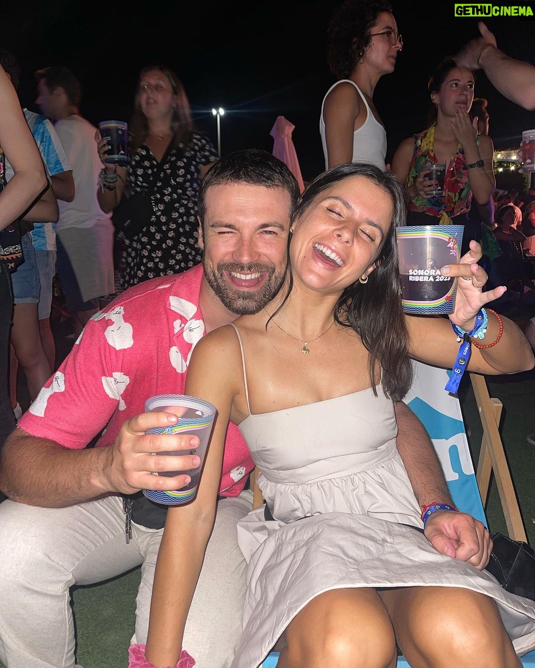 Teresa Pérez Instagram - Nos hace mucha ilusión compartir con vosotr@s nuestra primera actuación juntos🫶 Deseamos que sea la primera de muchas. Os dejamos un repaso de todo lo que vivimos en @sonoramaribera ✨ 1. Justo después de la actuación coincidieron los fuegos artificiales y se vino momentito romántico 2.En el pase técnico 3. Un trocito del show 4. Nuestro primer cartel 5. El escenario en el que actuamos (donde se nos ve microscópicos) 6. Reventados después de actuar escuchando musiquita 7. Liberando estrés en los autos de choque Gracias @ninona_producciones por la experiencia ✌🏻😃✌🏻🤠