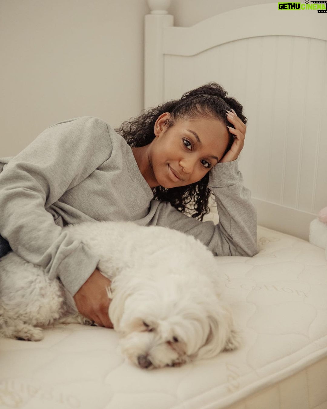 Tetona Jackson Instagram - And just like that, we have a big girl bed. Thank you @naturepedic for Harlieās new mattressš¤ When it came to buying Harlieās new bed I was so amazed to see how many mattresses were filled with toxins like formaldehyde, flame retardants, and benzene that can lead to cancer, infertility, and developmental brain disorders. As I dove deeper into my search for the perfect mattress, I was so thankful to come across @naturepedic. Naturepedicās organic movement has been all about healthy sleeping and eliminating toxic chemicals from mattresses & bedding. With so many certifications under their belt, Iām so happy they are a part of our steps to a healthy and non-toxic home š¤ #gifted #naturepedic