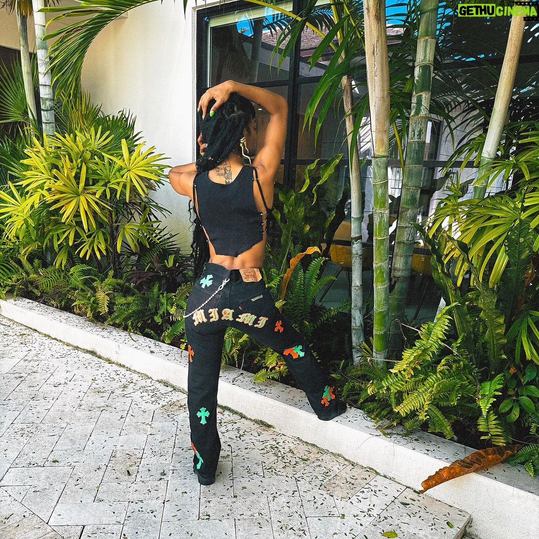 Teyana Taylor Instagram - Bday Dump: Miamiiiii don’t owe auntey nothingggggg🌹It’s nothing like getting away & spending time in one of my fave cities with family and friends on a special occasion in style and comfort! I had the best time! Thank you to @airbnb for putting me and the fam up for my bday week 🌹❤️🌹 📸: @kvnhrtlss