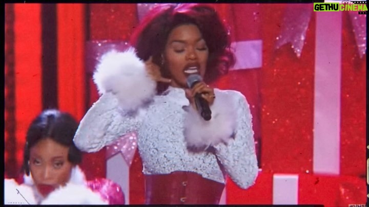 Teyana Taylor Instagram - In the midst of celebrating 70’s years of “Santa Baby” here’s a throwbykeeeee I don’t think I’ve ever posted of me before performing Santa Baby in 2016 at the @vh1 Divas Holiday: Unsilent night special!!!! LOL🎄🎁🎄And since we are in the holiday spirit I might as well share 🙈😩😩😭😭😭 RIP to the Queen Ms. Eartha Kitt 🙏🏾 We Love you! 🫶🏾💕❤️