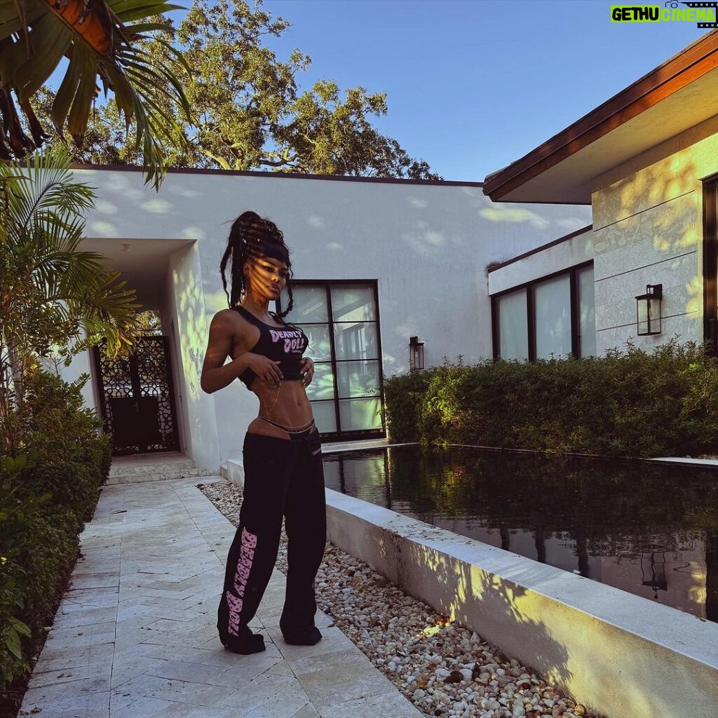 Teyana Taylor Instagram - Bday Dump: Miamiiiii don’t owe auntey nothingggggg🌹It’s nothing like getting away & spending time in one of my fave cities with family and friends on a special occasion in style and comfort! I had the best time! Thank you to @airbnb for putting me and the fam up for my bday week 🌹❤️🌹 📸: @kvnhrtlss