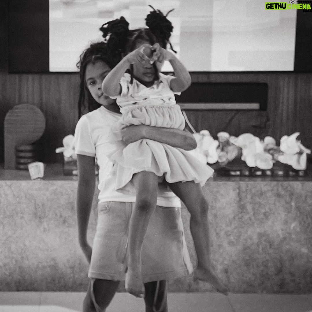 Teyana Taylor Instagram - Bday Dump: Miamiiiii don’t owe auntey nothingggggg🌹It’s nothing like getting away & spending time in one of my fave cities with family and friends on a special occasion in style and comfort! I had the best time! Thank you to @airbnb for putting me and the fam up for my bday week 🌹❤️🌹 📸: @kvnhrtlss