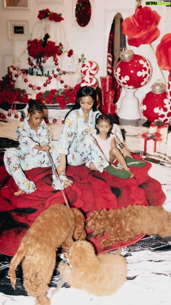 Teyana Taylor Instagram - X-Mas Dumpppppppp 🎄🎁❤️ A time was hadddd filled with love, joy, family & Holiday cheer! The kids didn’t ask for much, but they deserve the world! With the grace of God, I’ve been blessed enough to make sure they receive that, because Jesus is the reason for the season, and has blessed me & my family in abundance. I am forever grateful ❤️🎄🎁 What stole the show & our hearts on xmas though, is the newest additions to our family! Our new pups @yvessaintandlaurent 🐾 I want to give a big thank you to the amazing @pawsoflovedoodles team for helping me make this happen for the girls & I. 💕 This was a very big and emotional decision to make due to the loss of our beloved Boski who passed on 3 years ago & is dearly missed but never forgotten. 🙏🏾 With the girls ready for a new dog @pawsoflovedoodles really helped comfort us throughout the whole process! We originally planned for 2 dogs but left with 3 😩😩😂😭😭😭 You know 3’s a party, so it looks like it’ll FURever be party time around here! 🤟🏾🎁🎉🎊🎄 MERRY CHRISTmas & Happy Holidays from our Family to Your’s! 🎄🎁🎊🎉 📸: @moneyshotd
