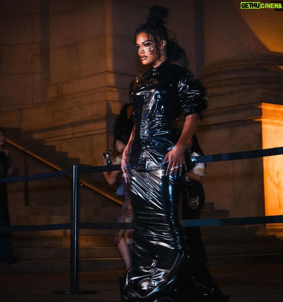 Teyana Taylor Instagram - She could put the body in a body bag and still carry it out the front door. #GETIN Thank you @christopherjohnrogers & @cfda for having me! 🖤 Young Legenddddd @christopherjohnrogers I’m so proud of you! Congrats on your Nom! 🖤 📸: @vanityfairnext @cfda @martsromeo @kvnhrtlss