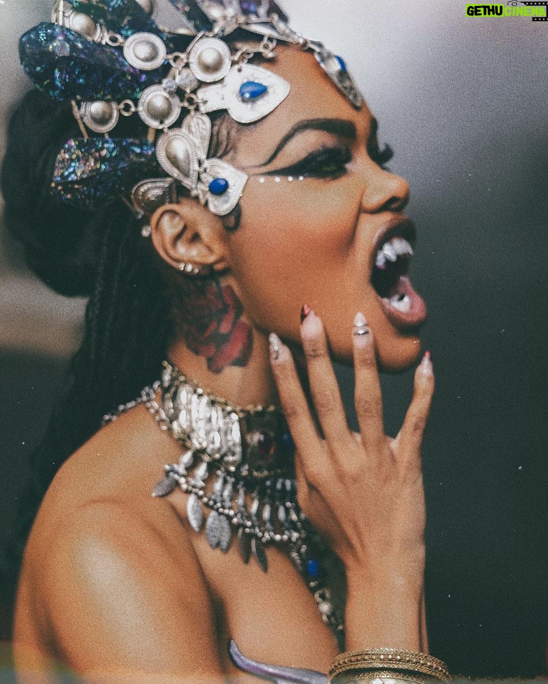 Teyana Taylor Instagram - We live everywhere and anywhere we choose. The world is our garden - Queen /.kasha #queenofthedamned Shoutout to the squad for this magical momentttttttt on Halloween we really ATE this uppppppppppppp!!!! I love yβall! π: @laureldewitt π: @yeikaglow πΈ: @remivision ππΎββοΈ: @curt_cobain πΆπ½: my niece @gemmarosebud π§π½ββοΈ: @gabbyelanjewelry π
πΎ: @nailzbyfrancesca It was all or nothing for baby girl RIP Aaliyah weβll never forget your contributions to this world of music entertainment you were a true gem! /.aliyah We love you!! Thank you @radmax6 for the blessing, sweet words & encouragement I love you so much! π€π€π€π€π€π€π€π€ HAPPY HALLOWEEN π