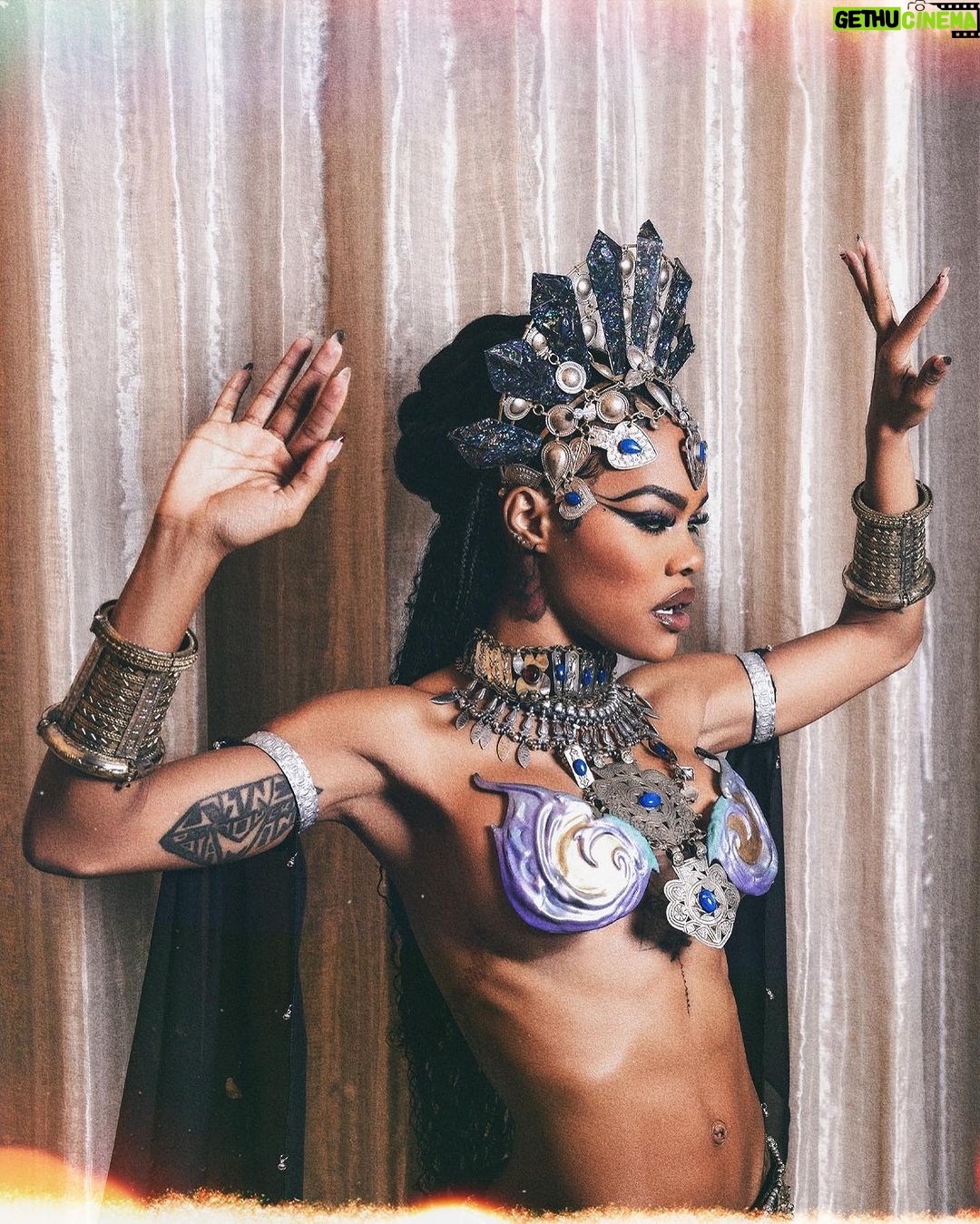 Teyana Taylor Instagram - We live everywhere and anywhere we choose. The world is our garden - Queen /.kasha #queenofthedamned Shoutout to the squad for this magical momentttttttt on Halloween we really ATE this uppppppppppppp!!!! I love yβall! π: @laureldewitt π: @yeikaglow πΈ: @remivision ππΎββοΈ: @curt_cobain πΆπ½: my niece @gemmarosebud π§π½ββοΈ: @gabbyelanjewelry π
πΎ: @nailzbyfrancesca It was all or nothing for baby girl RIP Aaliyah weβll never forget your contributions to this world of music entertainment you were a true gem! /.aliyah We love you!! Thank you @radmax6 for the blessing, sweet words & encouragement I love you so much! π€π€π€π€π€π€π€π€ HAPPY HALLOWEEN π