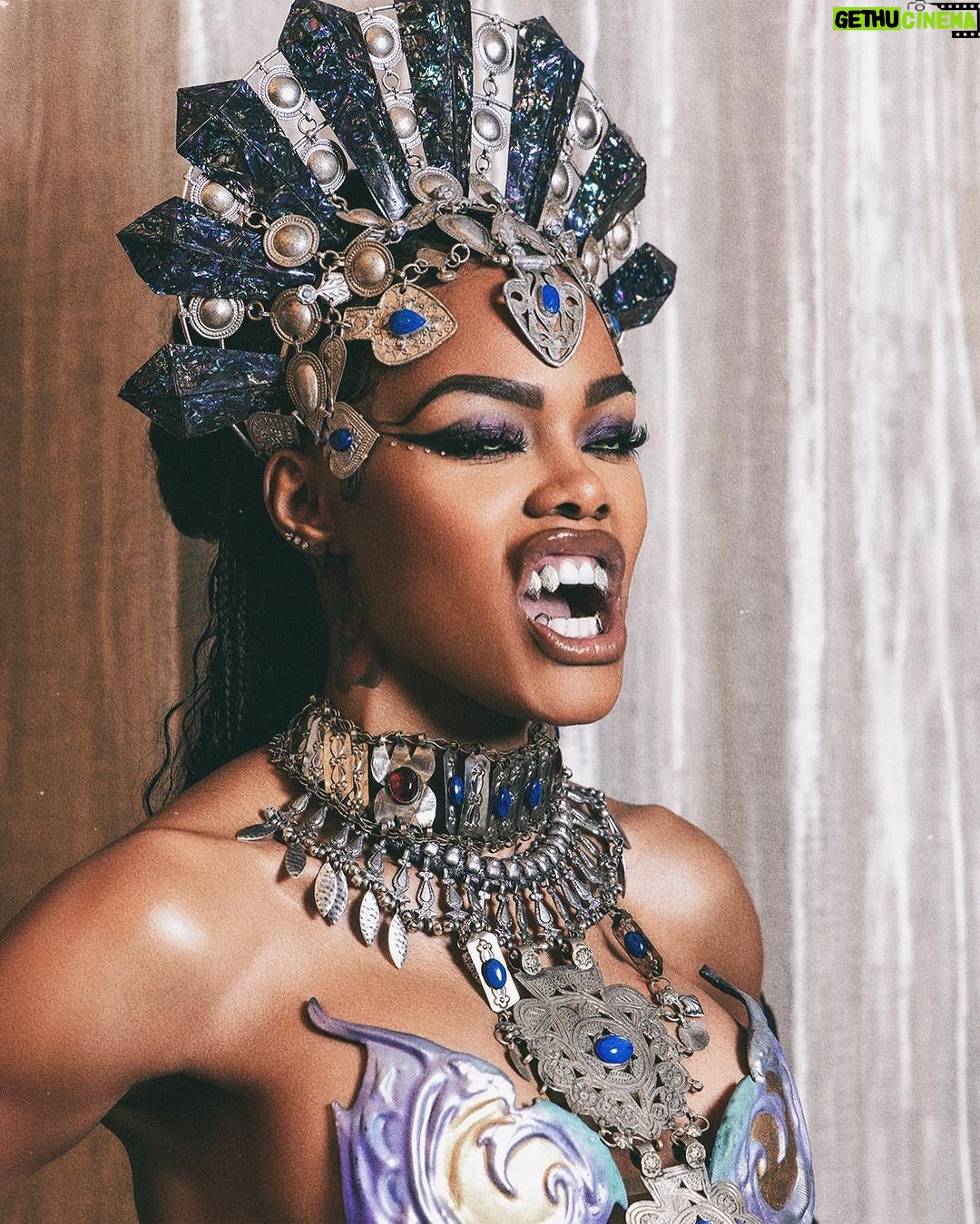 Teyana Taylor Instagram - We live everywhere and anywhere we choose. The world is our garden - Queen /.kasha #queenofthedamned Shoutout to the squad for this magical momentttttttt on Halloween we really ATE this uppppppppppppp!!!! I love yβall! π: @laureldewitt π: @yeikaglow πΈ: @remivision ππΎββοΈ: @curt_cobain πΆπ½: my niece @gemmarosebud π§π½ββοΈ: @gabbyelanjewelry π
πΎ: @nailzbyfrancesca It was all or nothing for baby girl RIP Aaliyah weβll never forget your contributions to this world of music entertainment you were a true gem! /.aliyah We love you!! Thank you @radmax6 for the blessing, sweet words & encouragement I love you so much! π€π€π€π€π€π€π€π€ HAPPY HALLOWEEN π