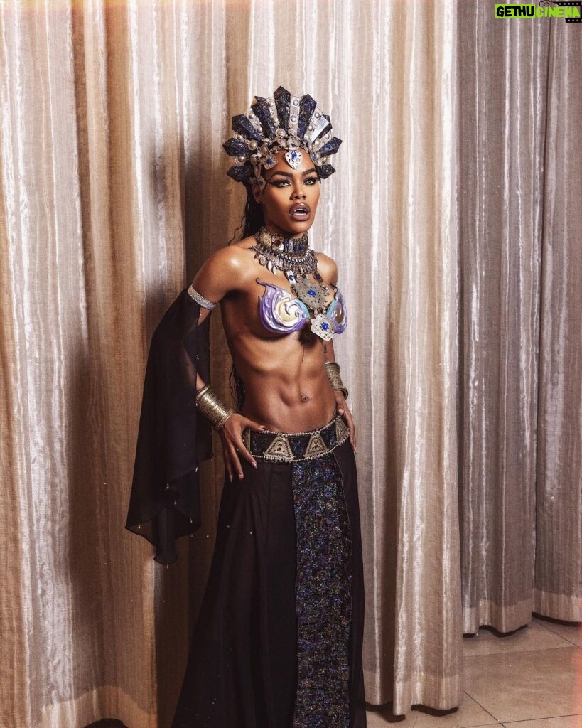 Teyana Taylor Instagram - We live everywhere and anywhere we choose. The world is our garden - Queen /.kasha #queenofthedamned Shoutout to the squad for this magical momentttttttt on Halloween we really ATE this uppppppppppppp!!!! I love y’all! 👗: @laureldewitt 💄: @yeikaglow 📸: @remivision 💆🏾‍♀️: @curt_cobain 👶🏽: my niece @gemmarosebud 🧛🏽‍♀️: @gabbyelanjewelry 💅🏾: @nailzbyfrancesca It was all or nothing for baby girl RIP Aaliyah we’ll never forget your contributions to this world of music entertainment you were a true gem! /.aliyah We love you!! Thank you @radmax6 for the blessing, sweet words & encouragement I love you so much! 🖤🖤🖤🖤🖤🖤🖤🖤 HAPPY HALLOWEEN 🎃