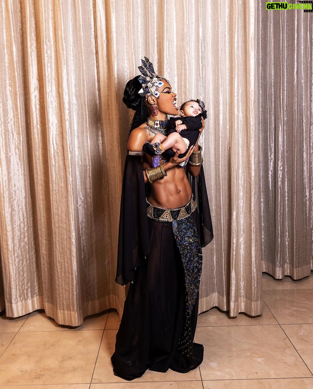 Teyana Taylor Instagram - We live everywhere and anywhere we choose. The world is our garden - Queen /.kasha #queenofthedamned Shoutout to the squad for this magical momentttttttt on Halloween we really ATE this uppppppppppppp!!!! I love yβall! π: @laureldewitt π: @yeikaglow πΈ: @remivision ππΎββοΈ: @curt_cobain πΆπ½: my niece @gemmarosebud π§π½ββοΈ: @gabbyelanjewelry π
πΎ: @nailzbyfrancesca It was all or nothing for baby girl RIP Aaliyah weβll never forget your contributions to this world of music entertainment you were a true gem! /.aliyah We love you!! Thank you @radmax6 for the blessing, sweet words & encouragement I love you so much! π€π€π€π€π€π€π€π€ HAPPY HALLOWEEN π