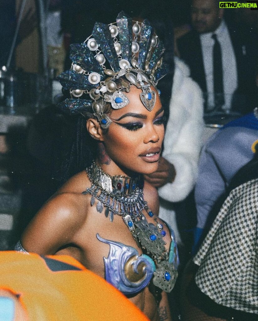 Teyana Taylor Instagram - We live everywhere and anywhere we choose. The world is our garden - Queen /.kasha #queenofthedamned Shoutout to the squad for this magical momentttttttt on Halloween we really ATE this uppppppppppppp!!!! I love y’all! 👗: @laureldewitt 💄: @yeikaglow 📸: @remivision 💆🏾‍♀️: @curt_cobain 👶🏽: my niece @gemmarosebud 🧛🏽‍♀️: @gabbyelanjewelry 💅🏾: @nailzbyfrancesca It was all or nothing for baby girl RIP Aaliyah we’ll never forget your contributions to this world of music entertainment you were a true gem! /.aliyah We love you!! Thank you @radmax6 for the blessing, sweet words & encouragement I love you so much! 🖤🖤🖤🖤🖤🖤🖤🖤 HAPPY HALLOWEEN 🎃