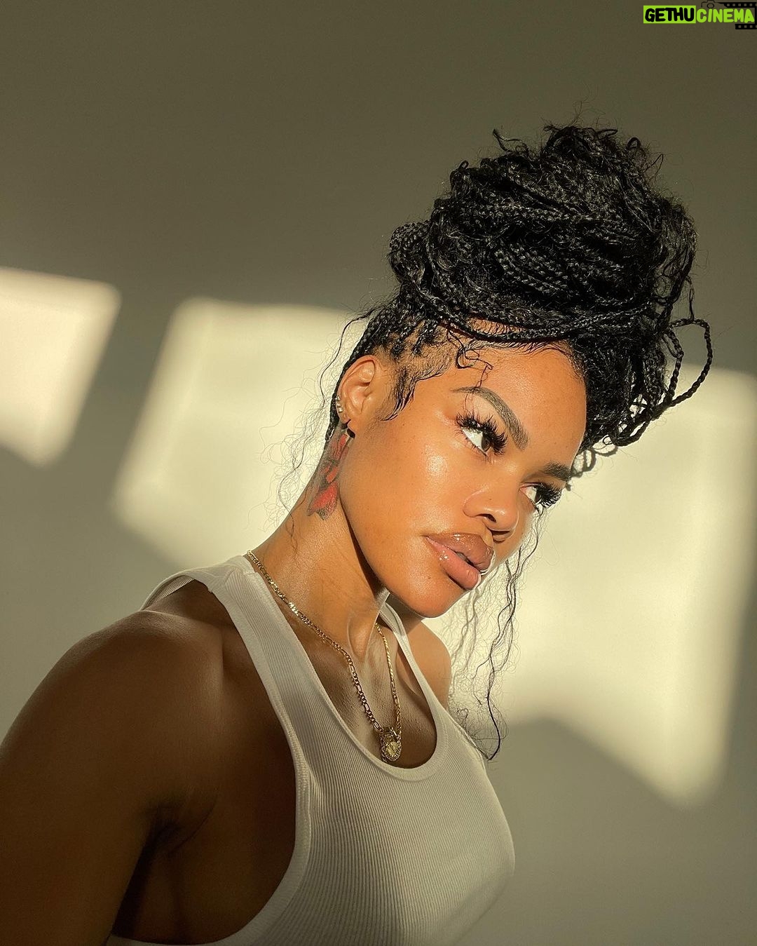 Teyana Taylor Instagram - Sunset Selfiezzzzzz 🌅