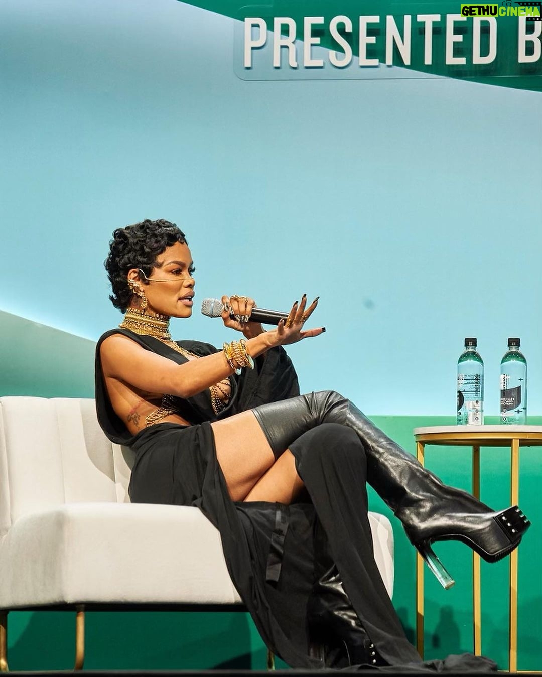 Teyana Taylor Instagram - Yesterday was nothing short of MAGICAL!! ✨✨✨I want to give a super heartfelt thank you to @CultureCon for blessing me with the first ever Culture Con Legacy Award! I appreciate you guys beyond words! You could have given this award to so many others, but you chose to give it to me, and for that I am thankful and humbly grateful! Thank you to the overload of warm love in the room & Thank you to the amazing @capitol_ej for the dope conversation & and the ELITE FEETSSSSSSSSS!!! A time was had!🌹🫶🏾🌹 #culturecon 📸: @culturecon @lalearcreative @born.king_broadway
