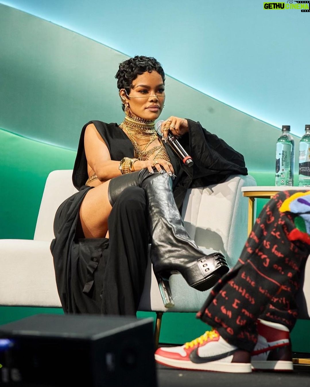 Teyana Taylor Instagram - Yesterday was nothing short of MAGICAL!! ✨✨✨I want to give a super heartfelt thank you to @CultureCon for blessing me with the first ever Culture Con Legacy Award! I appreciate you guys beyond words! You could have given this award to so many others, but you chose to give it to me, and for that I am thankful and humbly grateful! Thank you to the overload of warm love in the room & Thank you to the amazing @capitol_ej for the dope conversation & and the ELITE FEETSSSSSSSSS!!! A time was had!🌹🫶🏾🌹 #culturecon 📸: @culturecon @lalearcreative @born.king_broadway
