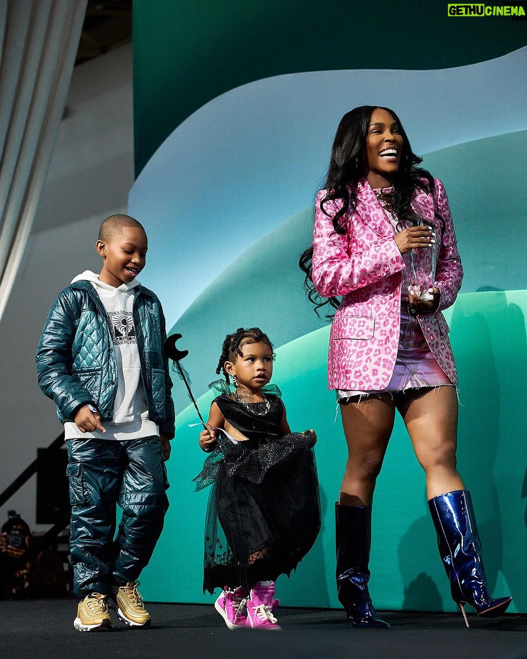Teyana Taylor Instagram - Yesterday was nothing short of MAGICAL!! ✨✨✨I want to give a super heartfelt thank you to @CultureCon for blessing me with the first ever Culture Con Legacy Award! I appreciate you guys beyond words! You could have given this award to so many others, but you chose to give it to me, and for that I am thankful and humbly grateful! Thank you to the overload of warm love in the room & Thank you to the amazing @capitol_ej for the dope conversation & and the ELITE FEETSSSSSSSSS!!! A time was had!🌹🫶🏾🌹 #culturecon 📸: @culturecon @lalearcreative @born.king_broadway