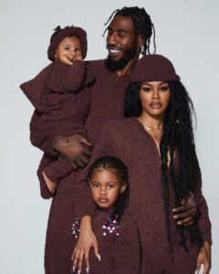 Teyana Taylor Instagram - Happy Father’s Day Hubzzzzz!🌹It has been one of theeeeee beautiful & greatest joys of my world watching you grow into the man you are today! Especially as a parent. No one ever said it would be easy but you make this papa thing look like a breezeeee. I love you, We love you. Happy Papa Smurf day @imanshumpert 🌹🌹🌹🌹